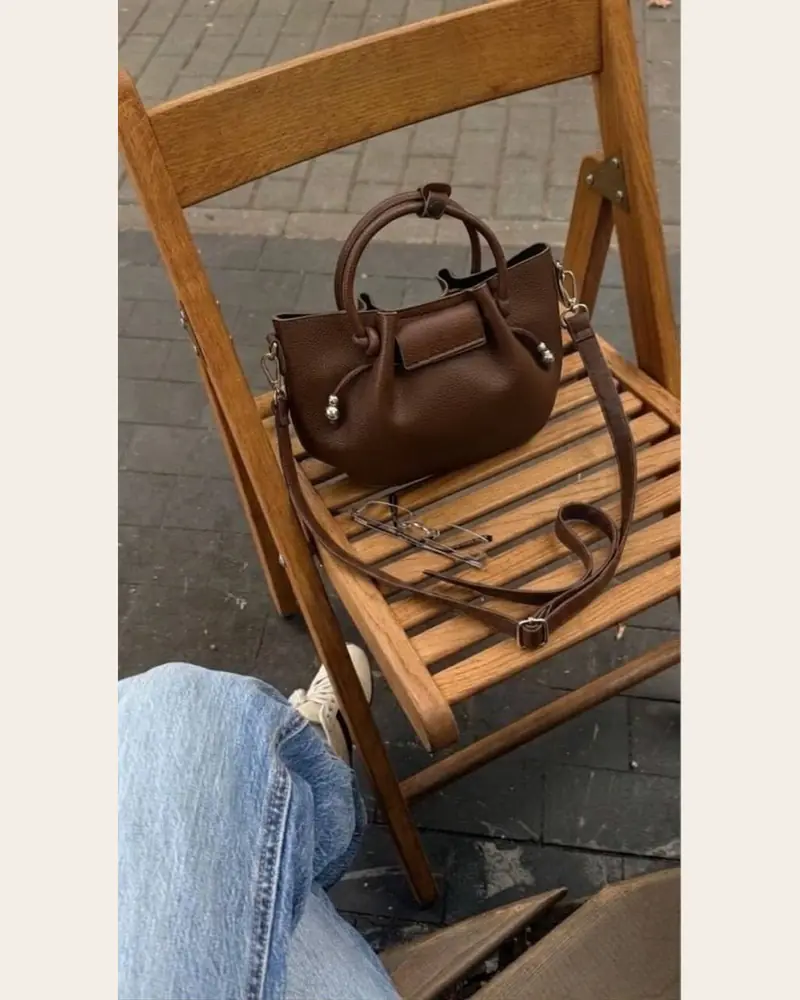 شنطة يد جلد محبب بمقابض دائرية