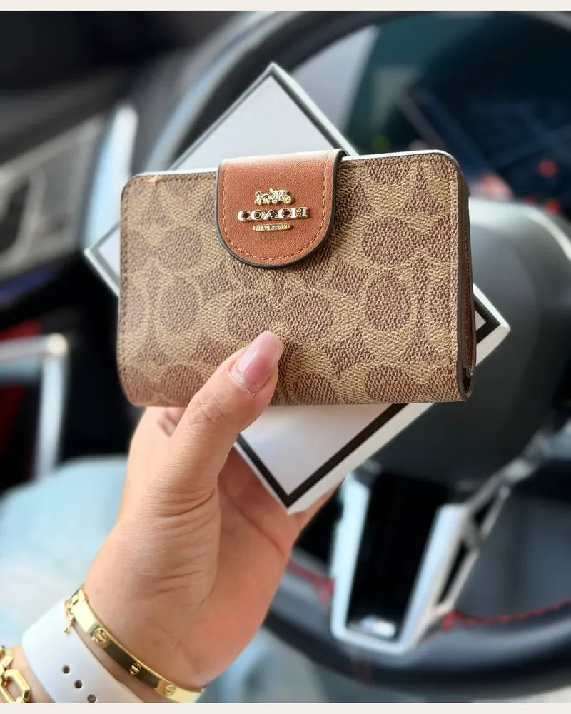 محفظة صغيرة مطبوعة بقفل كبسول
