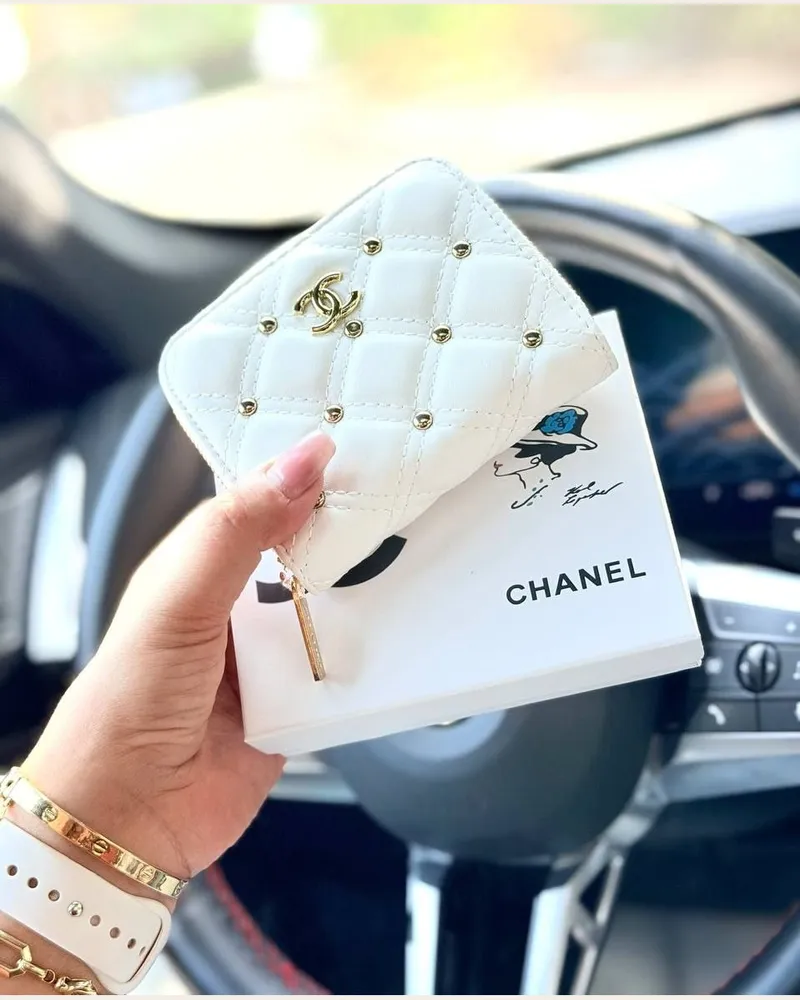 محفظة مبطنة بسوستة ومسامير ذهبية