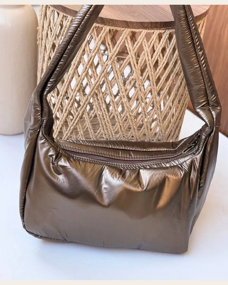 شنطة كتف منفوخة بلمعة معدنية 1