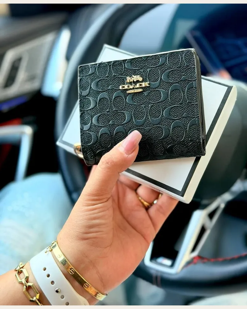 محفظة صغيرة مطوية بنقش بارز
