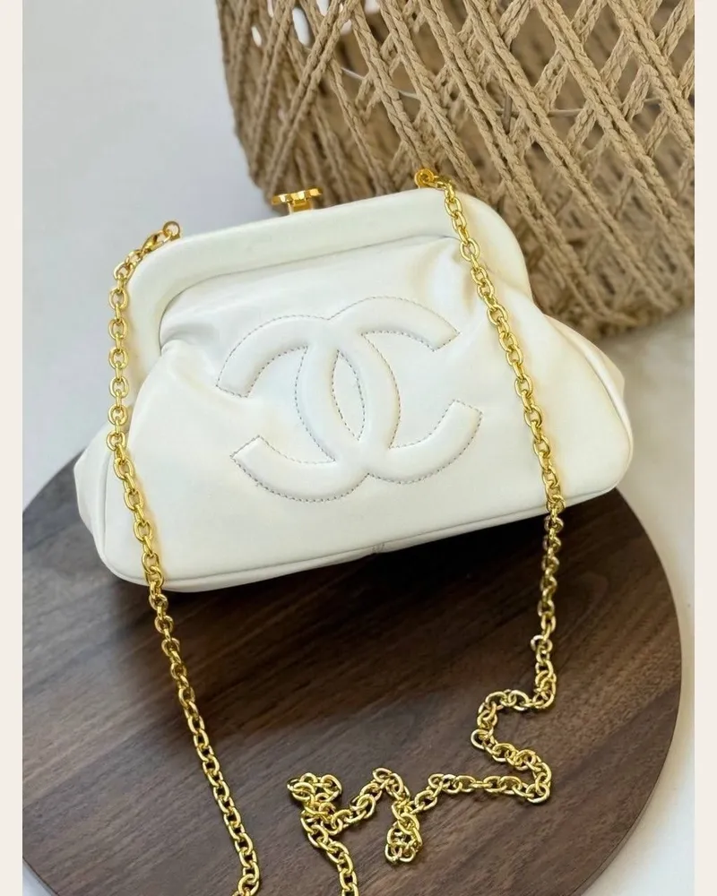 كلاتش بإطار معدني وسلسلة ذهبية